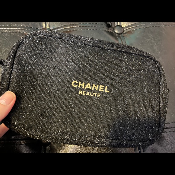 NWOT Chanel cosmetic bag limited edition with gold! ⭐️⭐️⭐️ - Picture 5 of 8